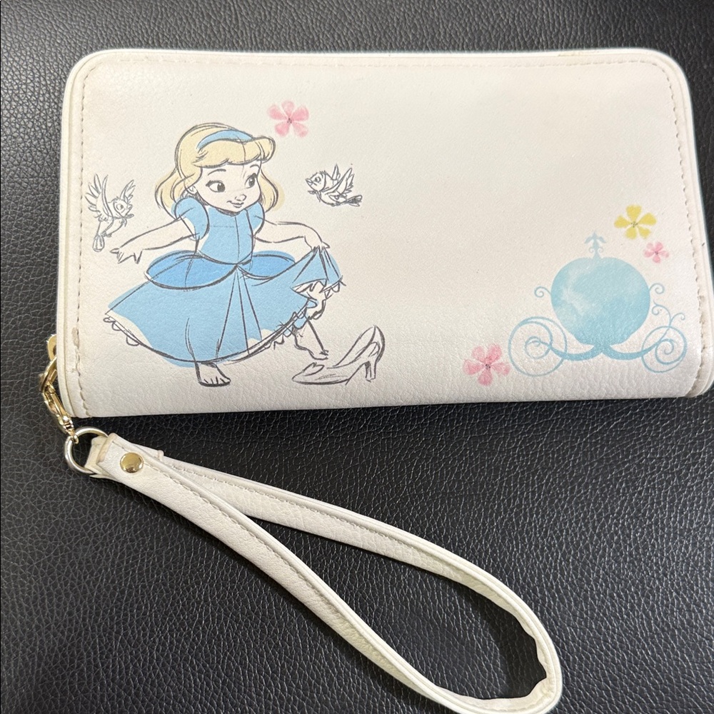 Disney Animators Collectiom Cinderella Themed Wristlet Wallet used condition